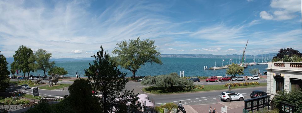 Panorama sur le lac Léman, le quai Baron de Blonay et le port d'Évian depuis la résidence